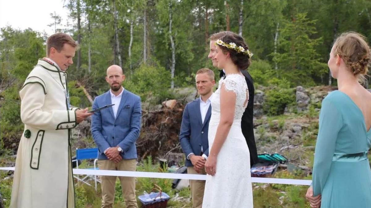 Закохані зі Швеції і Норвегії одружилася просто на кордоні країн: фото Закохані зі Швеції і Норвегії одружилася просто на кордоні країн: фото